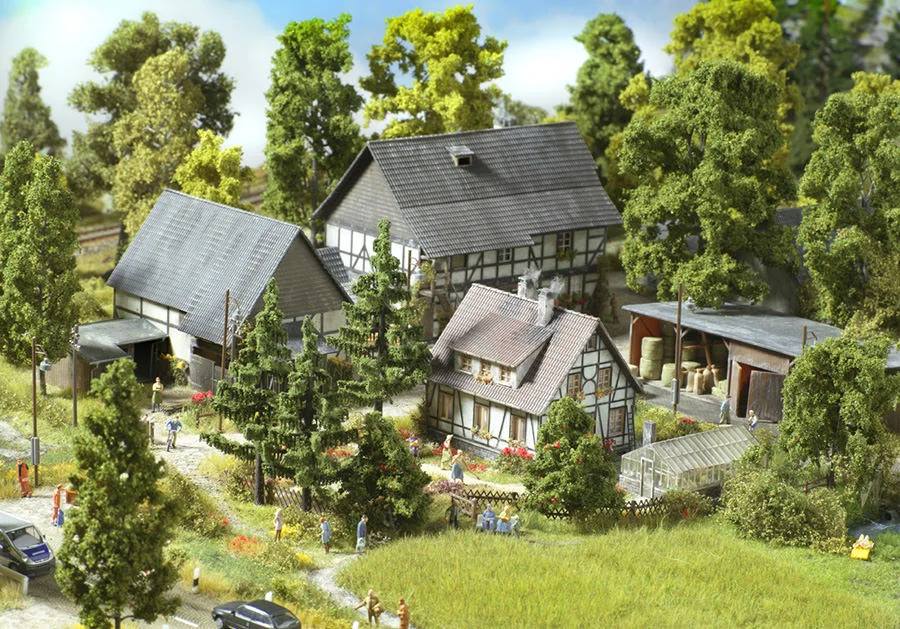 Bauernhaus in wildromantischer Umgebung – Workshop-Diorama