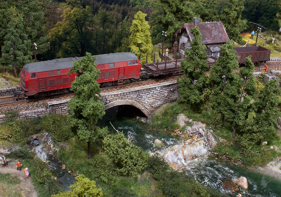 Bahnstrecke überquert Bachlauf – Workshop-Diorama