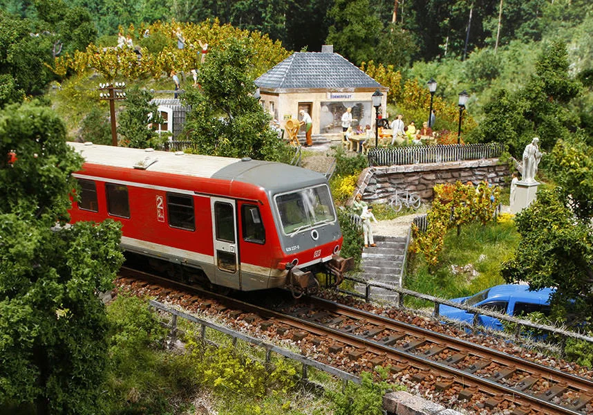 Alte Eisenbahntrasse mit Weinberg und See – Modellbahn-Diorama, Ansicht 11