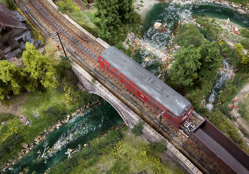 Bahnstrecke überquert Bachlauf – Modellbahn-Diorama, Ansicht 12
