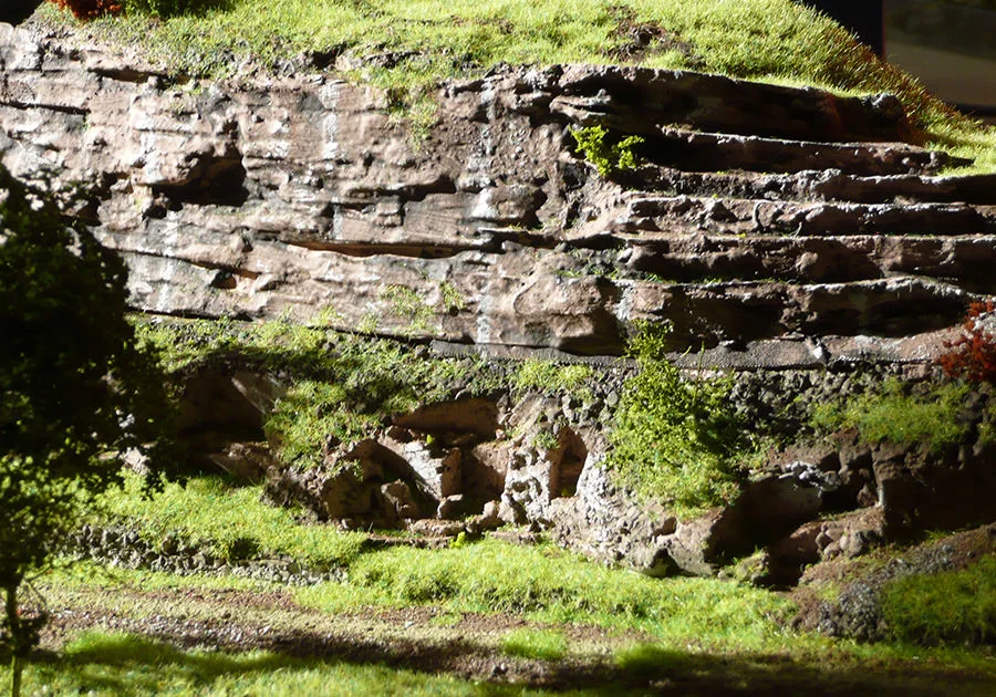 Hügelige Landschaft mit kurviger Strecke – Modellbahn-Diorama, Ansicht 13