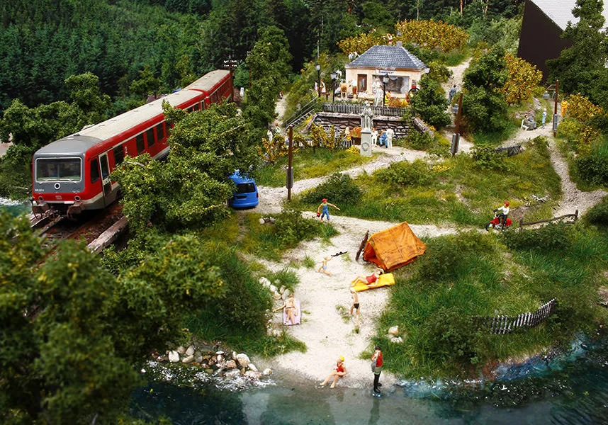 Alte Eisenbahntrasse mit Weinberg und See – Modellbahn-Diorama, Ansicht 13