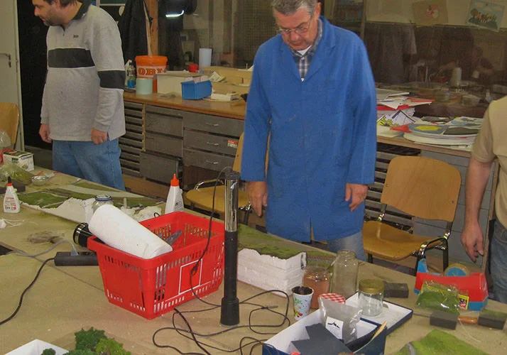 Hügelige Landschaft mit kurviger Strecke – Modellbahn-Diorama, Ansicht 2