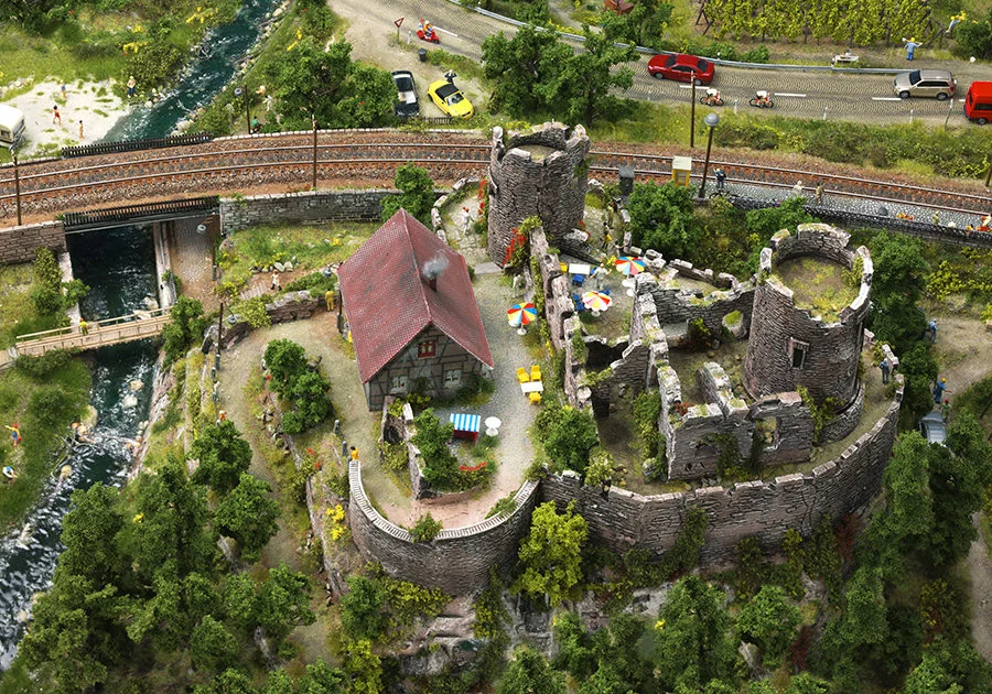 Romantische Burgruine – Modellbahn-Diorama, Ansicht 2
