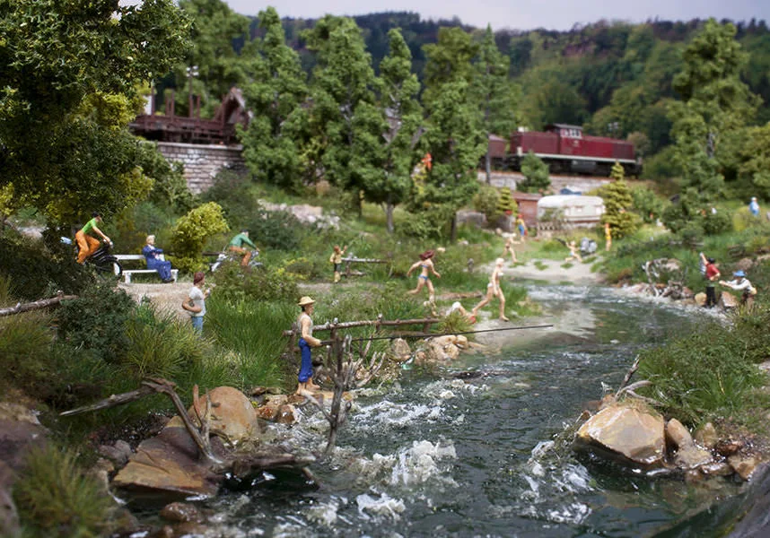 Bahnstrecke überquert Bachlauf – Modellbahn-Diorama, Ansicht 3