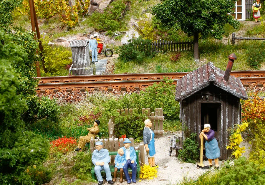 Alte Eisenbahntrasse mit Weinberg und See – Modellbahn-Diorama, Ansicht 3