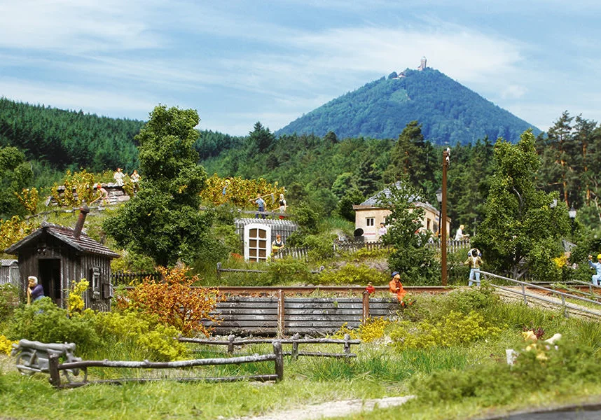 Alte Eisenbahntrasse mit Weinberg und See – Modellbahn-Diorama, Ansicht 4