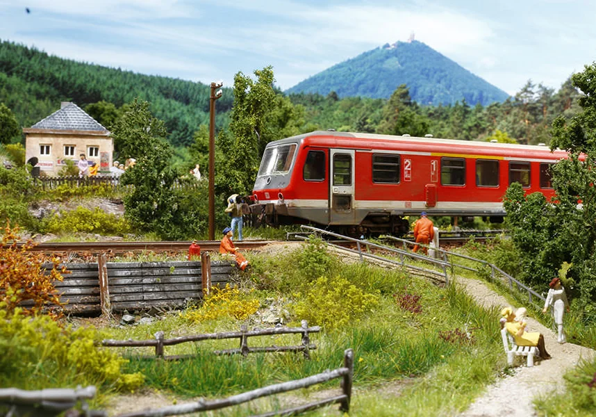 Alte Eisenbahntrasse mit Weinberg und See – Modellbahn-Diorama, Ansicht 5