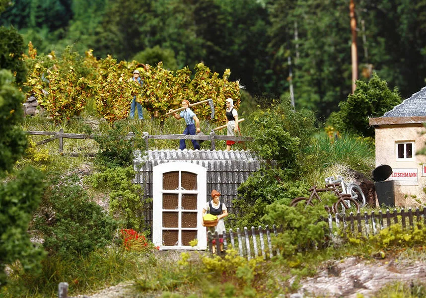 Alte Eisenbahntrasse mit Weinberg und See – Modellbahn-Diorama, Ansicht 8