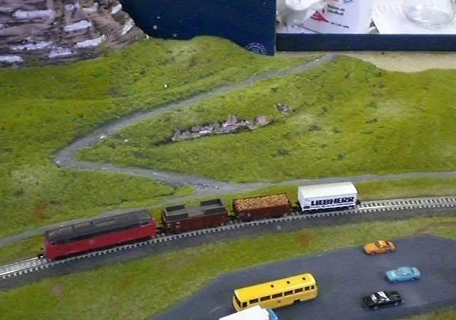 Hügelige Landschaft mit kurviger Strecke – Modellbahn-Diorama, Ansicht 9